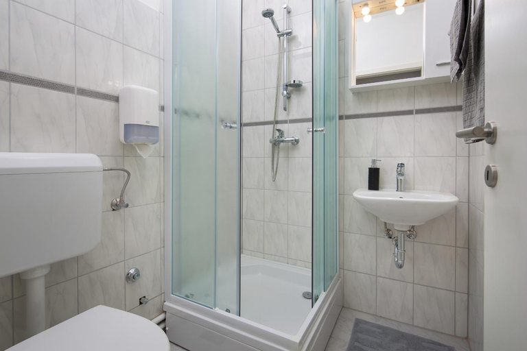 Bathroom 3, Hostel Bureau, Zagreb