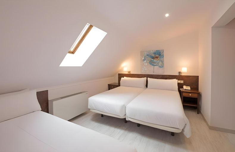 Bedroom 4, Aston Hotel
