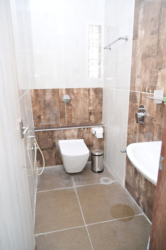 Bathroom 2, Sai Service Apatment, Bangalore