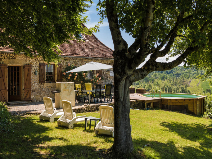 Exterior & Views 1, Magnificent holiday home with pool in Thenon, Dordogne