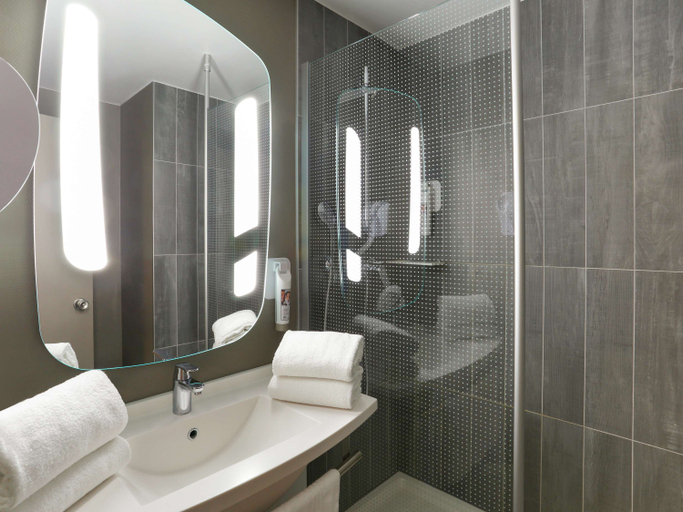 Bathroom 4, ibis Le Havre South Harfleur, Seine-Maritime