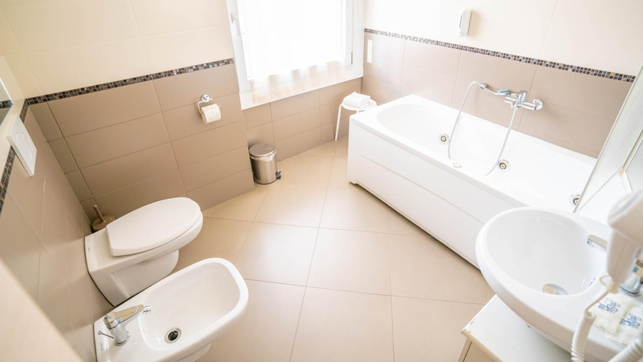 Bathroom 5, Hotel Bella Peschiera, Verona