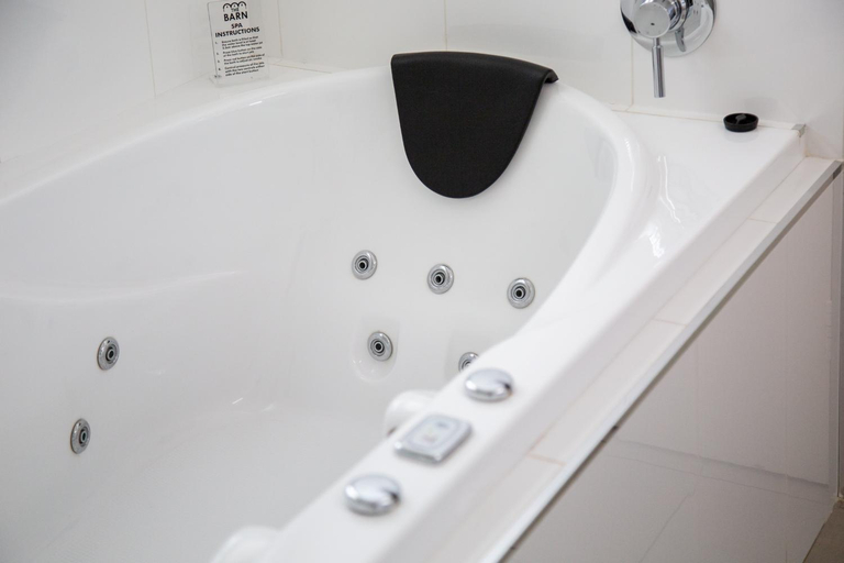 Bathroom 4, The Barn Accommodation, Grant