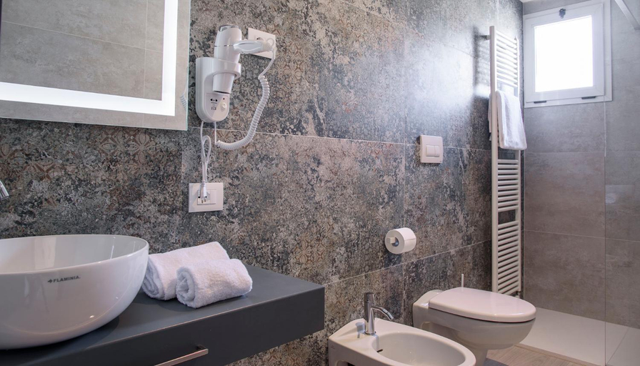 Bathroom 3, Hotel Zenit, Padua