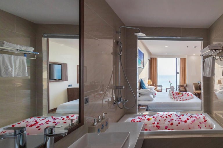 Bathroom 4, Miracle Luxury Hotel, Nha Trang