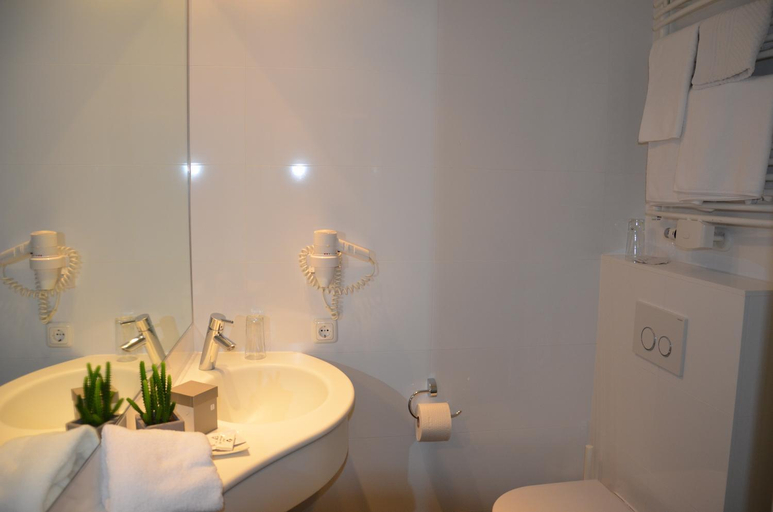 Bathroom 2, Hotel Alhartinger Hof, Linz Land