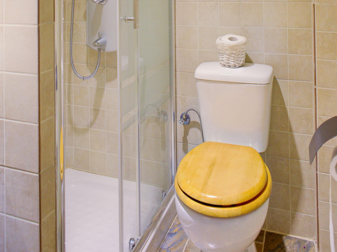 Bathroom 4, Tranquil Garden Hideaway, Madrid