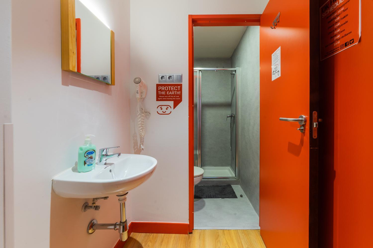 Bathroom 2, Ok Hostel Madrid, Madrid