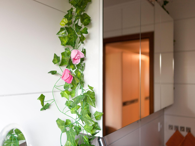Bathroom 3, Sonnige Wohnung in Bad Driburg mit Garten, Höxter