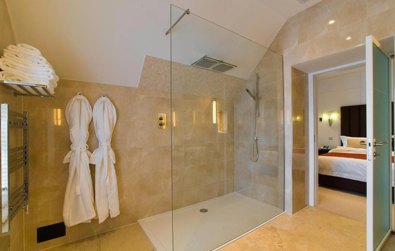 Bathroom 4, Cae Court Hotel, Bridgend
