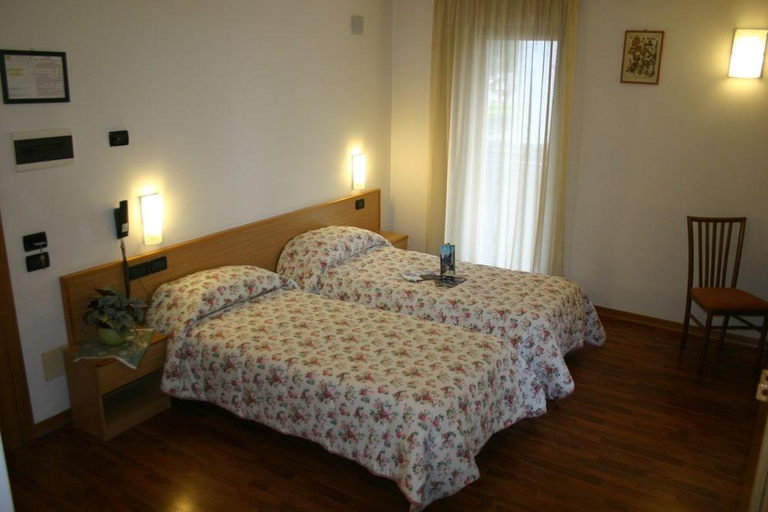 Bedroom 3, Hotel Orsa Maggiore, Belluno