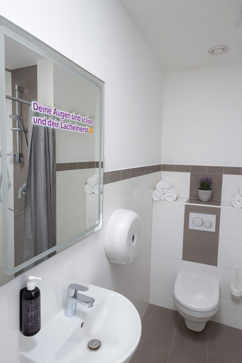 Bathroom 5, Hotelkonkurrenz, Nürnberg