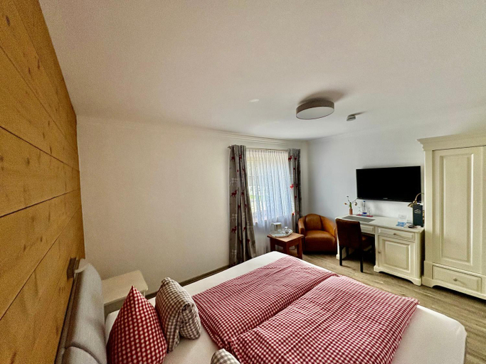 Bedroom 2, Alpinhotel INzeller, Traunstein