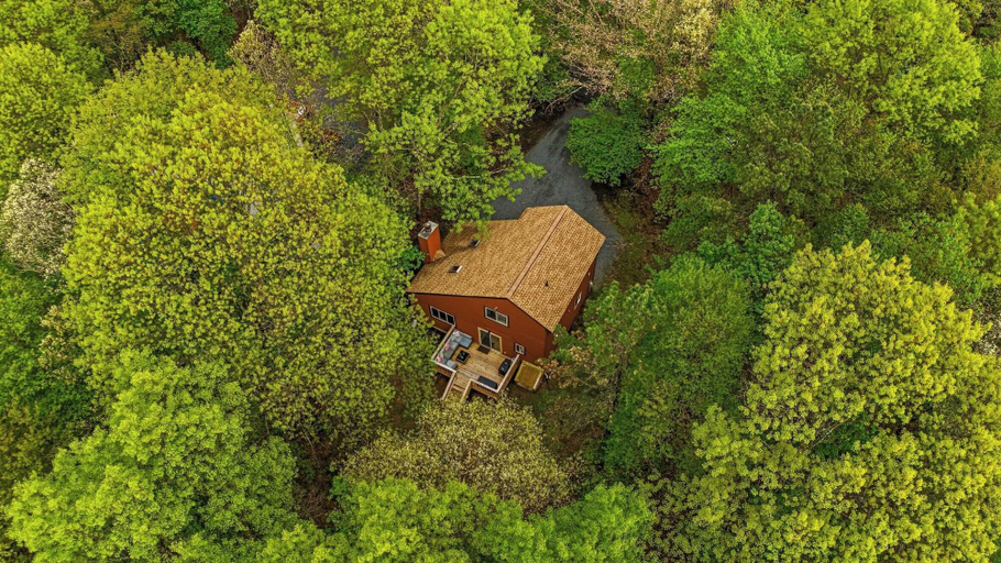 Exterior & Views 2, The Tranquil Trails by Avantstay Lake Access, Deck, Fireplace, Carbon