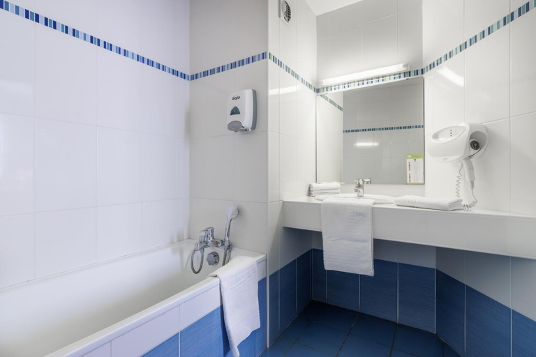 Bathroom, Hotel Ariane, Hautes-Pyrénées