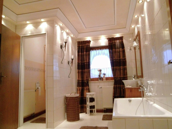 Bathroom 3, Bayerischer Ruckzugsort in der Nahe des Chiemsees, Traunstein