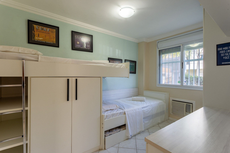 Bedroom 3, Apto espaçoso com piscina 750m da praia | CHR025, Florianopolis