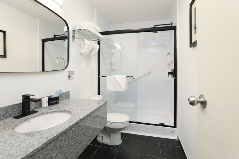 Bathroom 5, Bayshore Inn & Spa, Division No. 3