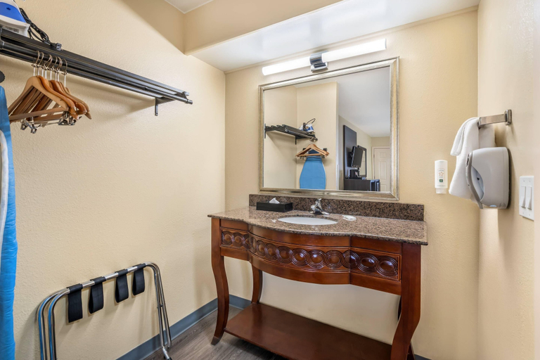 Bathroom 4, Quality Inn Klamath Falls - Crater Lake Gateway, Klamath
