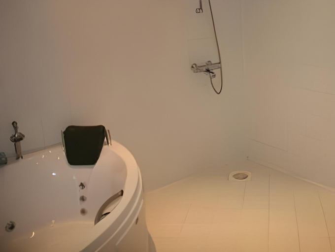 Bathroom 4, Alex Maja, Pärnu