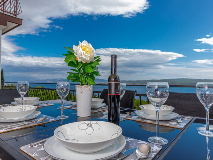 Food & Drinks, Apartment in Dramalj near Beach and Pool, Crikvenica