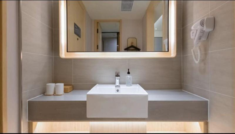Bathroom, Ji Hotel Shanghai Changshou Road Metro Station, Shanghai