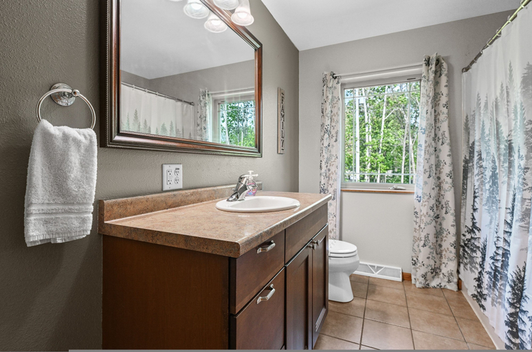 Room 2, Mosinee Woodland Escape Whole House, Marathon