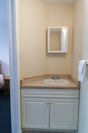 Bathroom 5, Richter Pass Beach Resort, Okanagan-Similkameen