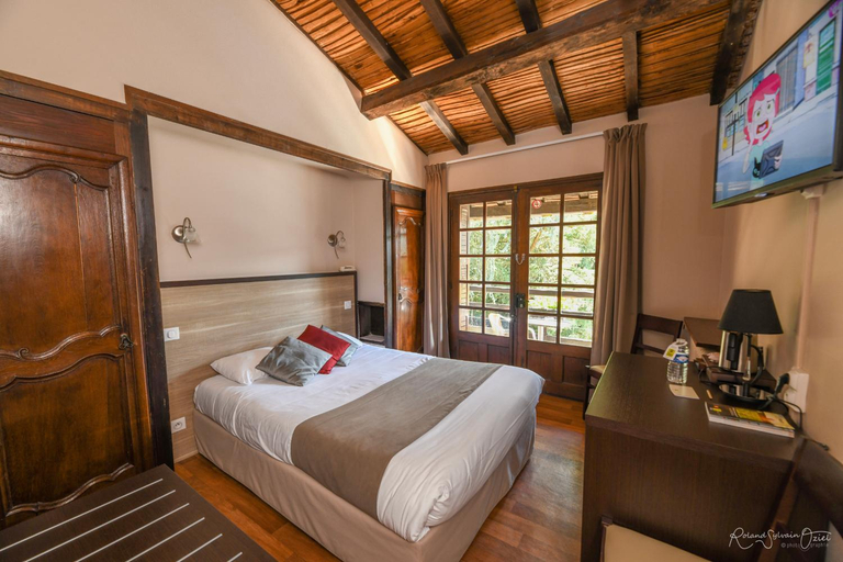 Bedroom 2, Logis Hotel La Chaumiere, Vendée