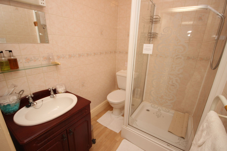 Bathroom 4, Benhall Farm Holidays, Herefordshire