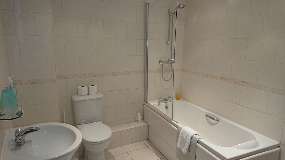 Bathroom 4, The Queens Hotel & Victoria Cloisters, York