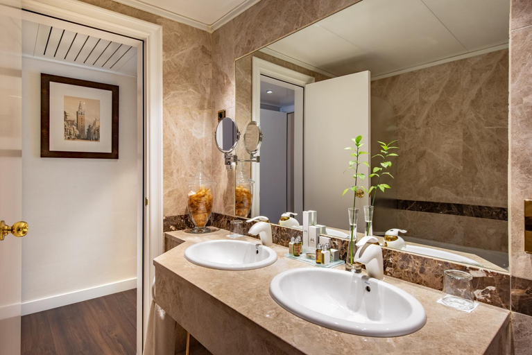 Bathroom 4, Hotel Praga, Madrid