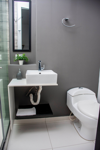 Bathroom 5, The Coffee Club Hotel, Manizales