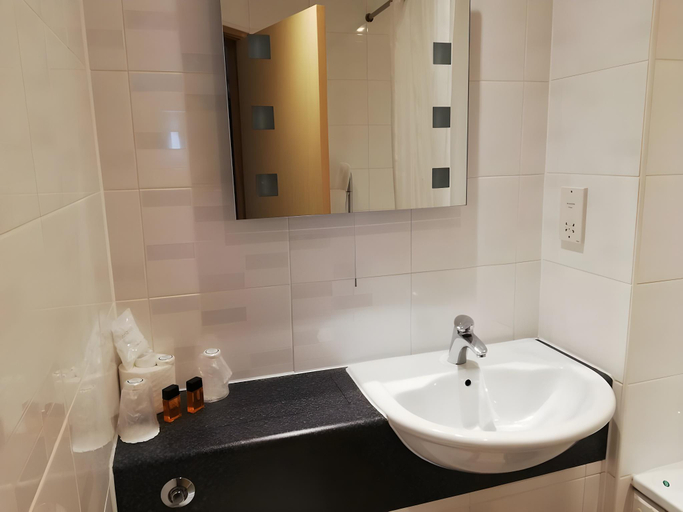 Bathroom 4, The Corn Mill Lodge Hotel, Leeds