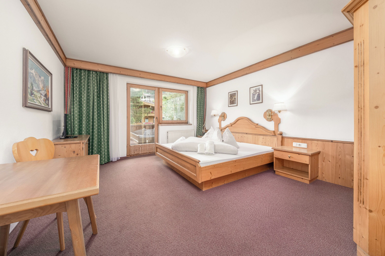 Bedroom 2, Alpenhotel Tirolerhof, Schwaz