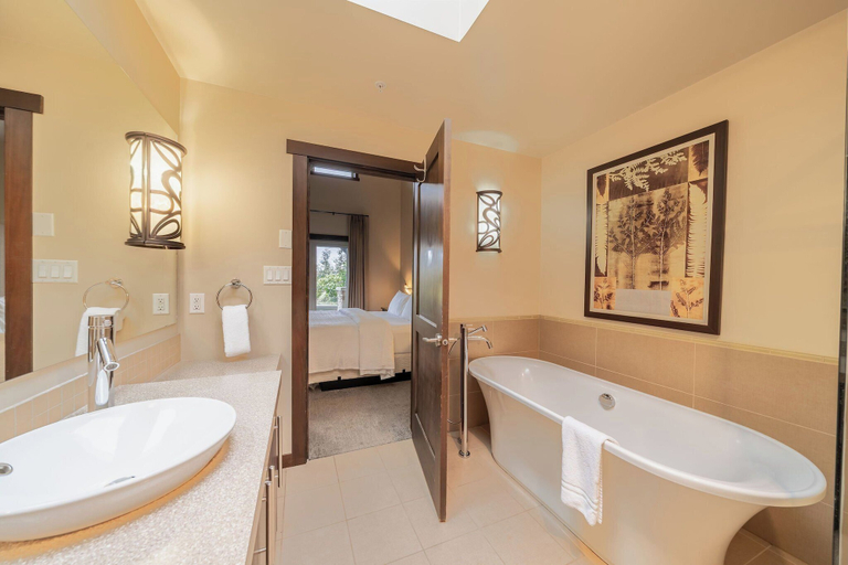 Bathroom 3, Sunrise Ridge Waterfront Resort, Nanaimo