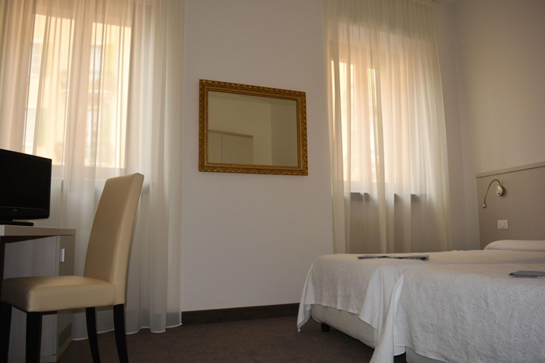 Bedroom 2, Albergo Accademia, Trento