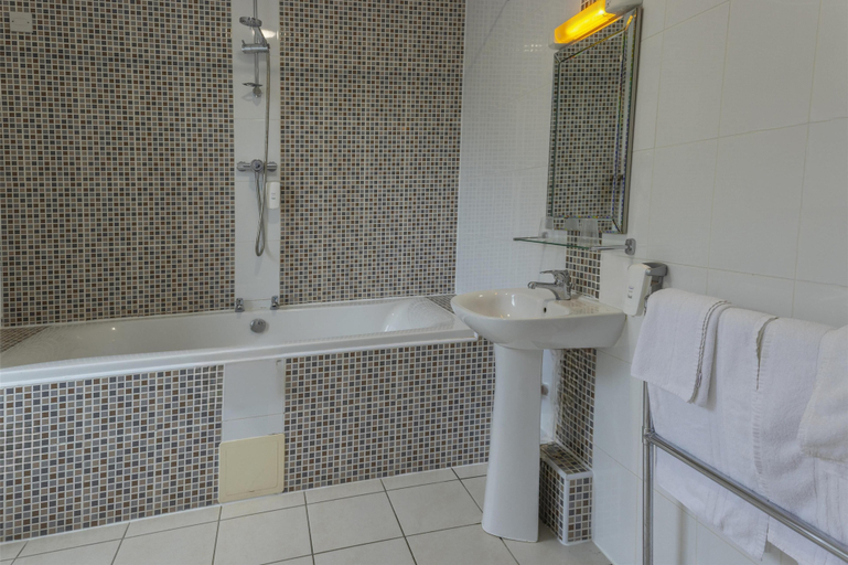 Bathroom 4, Buchanan Arms Hotel & Leisure, Sure Hotel Collection, Stirling