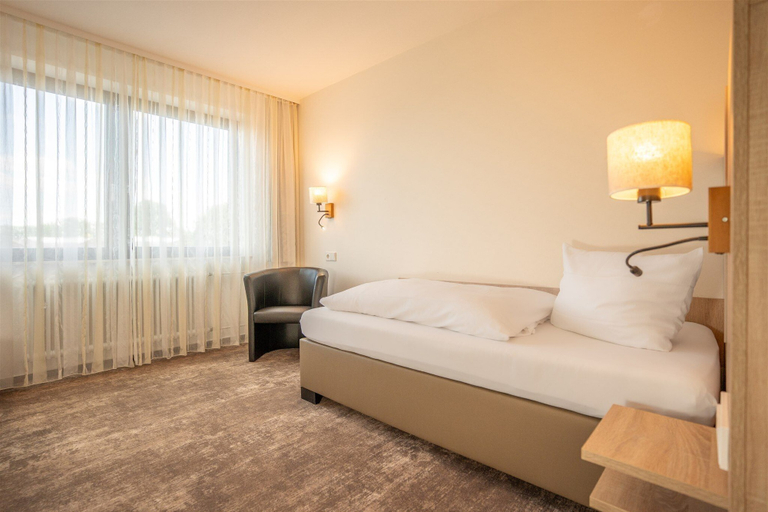 Bedroom 3, Waldhotel Eisenberg, Donnersbergkreis