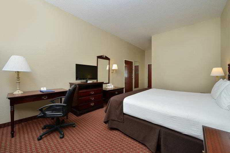 Bedroom 2, Best Western Executive Inn, Carroll
