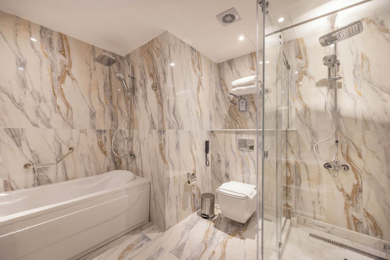 Bathroom 4, Helnan Antoniades Palace, Alexandria