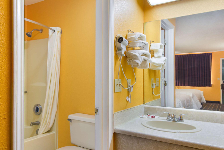 Bathroom 4, Americas Best Value Inn Darien, McIntosh