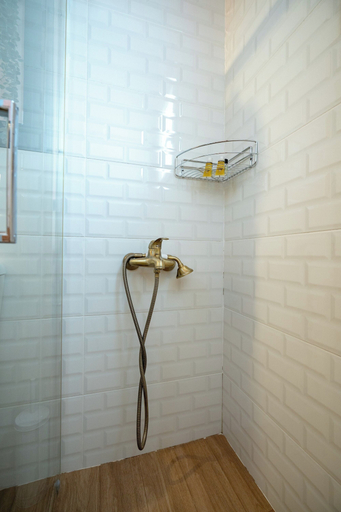 Bathroom 5, Olympia's Apartments, Attica