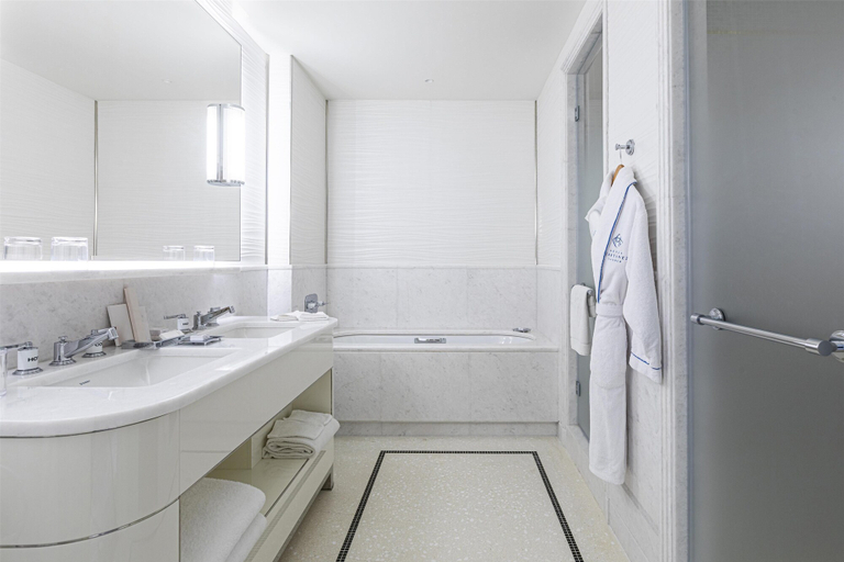 Bathroom 5, Hôtel Martinez, in The Unbound Collection by Hyatt, Alpes-Maritimes