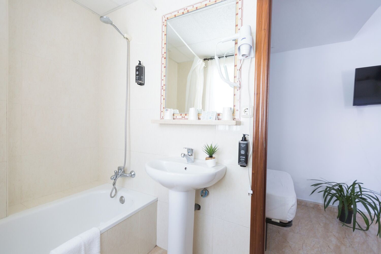 Bathroom 4, Hotel Mediterraneo by Croma, Málaga