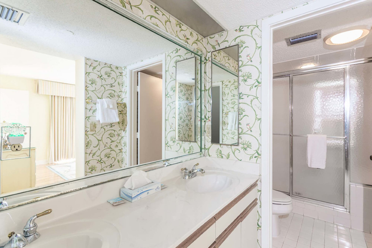 Bathroom 4, Hodnett Cooper's North Breakers, Glynn