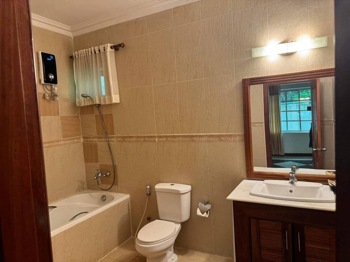 Bathroom 5, Kirirom Hillside Resort, Phnum Sruoch