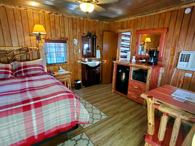Bedroom 2, Log Cabin Inn, Carroll