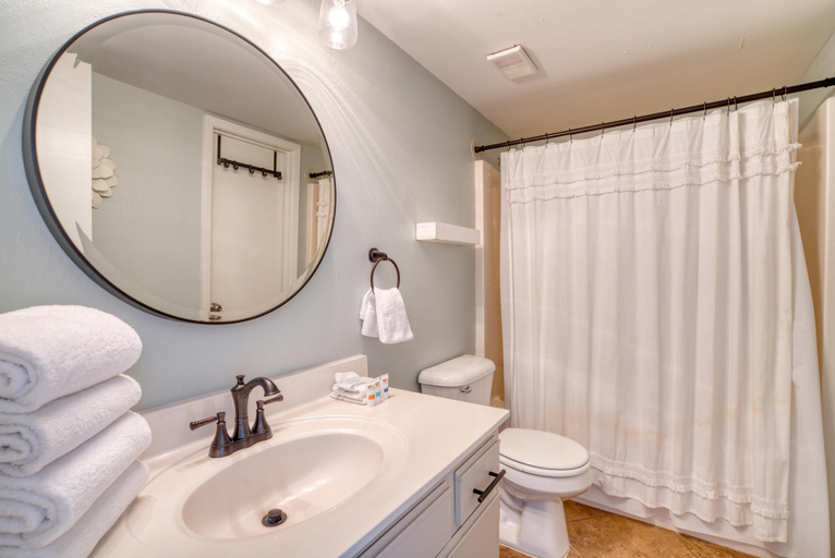 Bathroom, Phoenix IV 4112, Baldwin