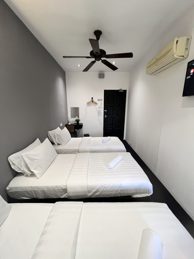 Quee Hotel Room Type - Triple Single Room